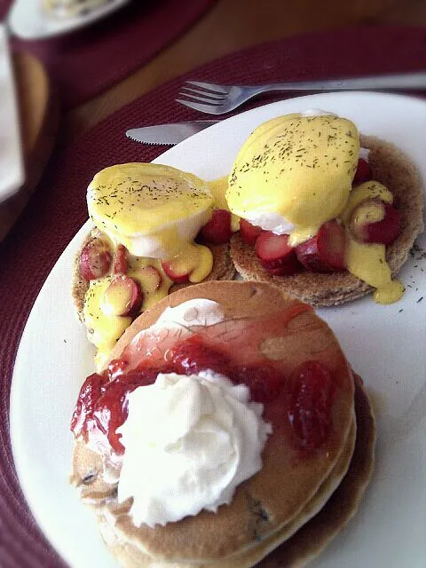 Blueberry pancakes and mini sausage eggs benedict with homemade hollandaise sauce|marcさん