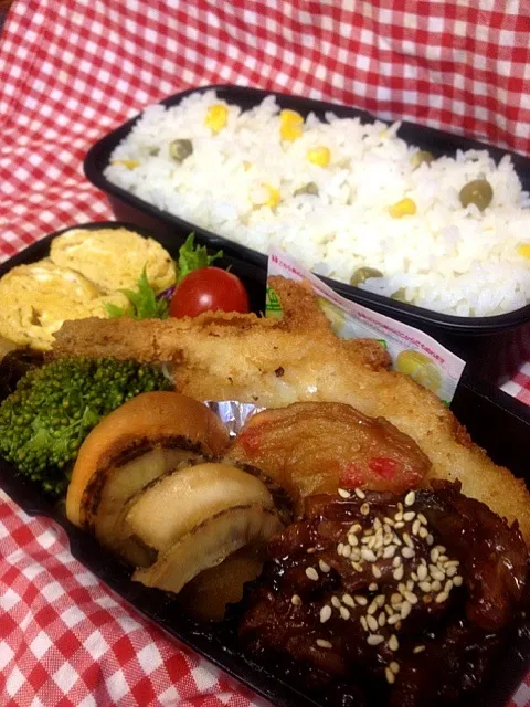 Snapdishの料理写真:3/11 コーンとえんどう豆の炊込ご飯、ふぐフライ弁当|yoshimiさん