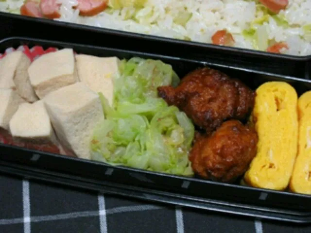 Snapdishの料理写真:お弁当（炒飯、高野豆腐の煮物、キャベツのお浸し、肉団子、卵焼き）|すーさん