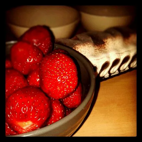 Snapdishの料理写真:icecream with strawberries|Lynさん