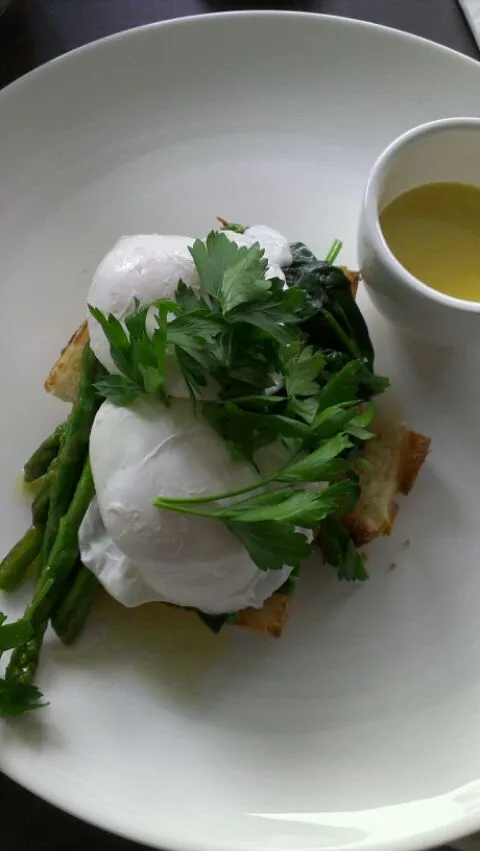 Poached eggs, asparagus and hollandaise sauce|Pei-chun Koさん