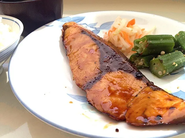 今日の社食はブリの照り焼き定食。520円。ザ・和食。|ルーア・ブランカさん