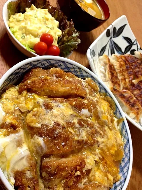 カツ丼、餃子、サラダ、具沢山お味噌汁|姫mamaさん