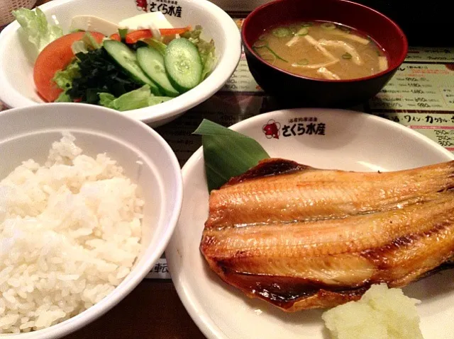 Snapdishの料理写真:ランチは、縞ほっけの一夜干し焼きと、野菜サラダ|Takashi H.さん