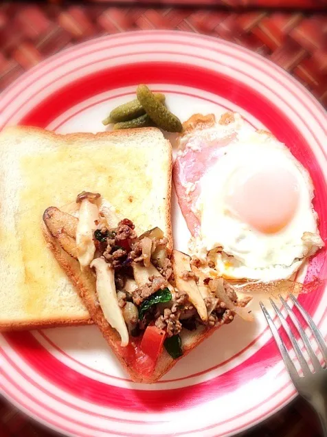 Pleurotus eryngii basil Saute toast&ham egg🍳エリンギのバジルソテートースト&ハムエッグ|🌈Ami🍻さん