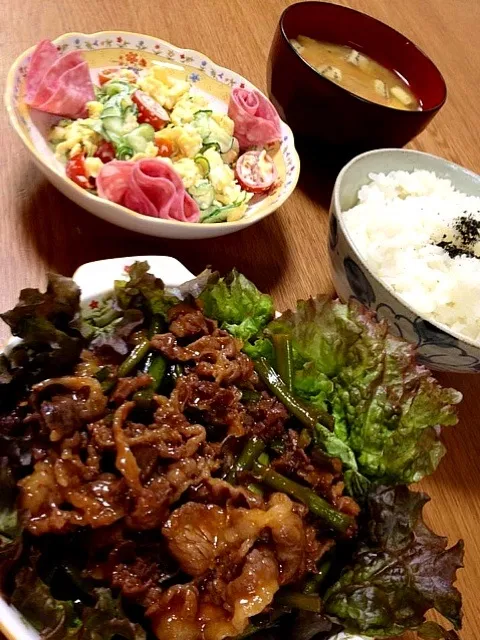 ニンニクの芽とお肉の炒め物、サラダ、具沢山味噌汁♡|姫mamaさん