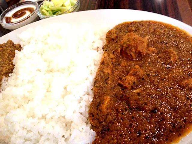 京橋、京橋屋カレーのツインカレー(辛口伊達鶏カレー＋キーマ）。|スパイシー丸山さん