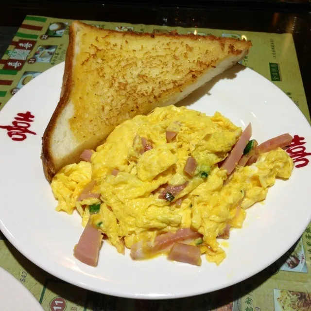 Fried egg with ham and toast! yum😋|kurukellyさん