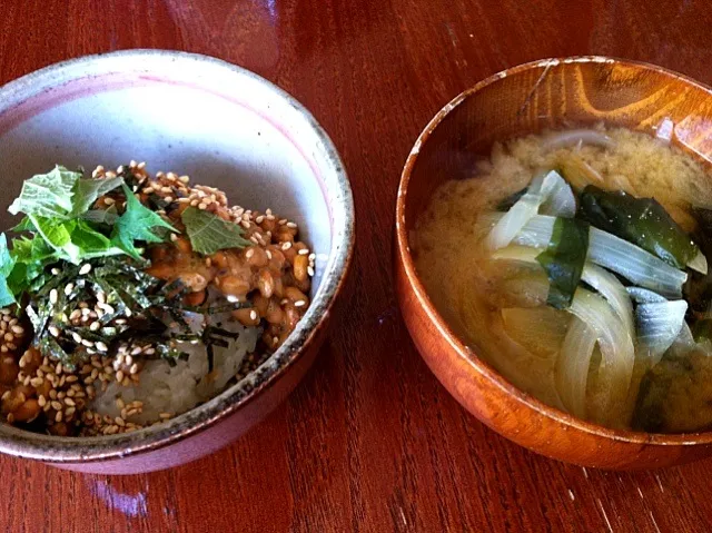 納豆ごはん、玉ねぎとワカメの味噌汁|machinさん