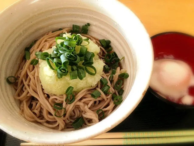 夫のいる日の昼御飯  おろしそばと温泉たまご|シンリーさん