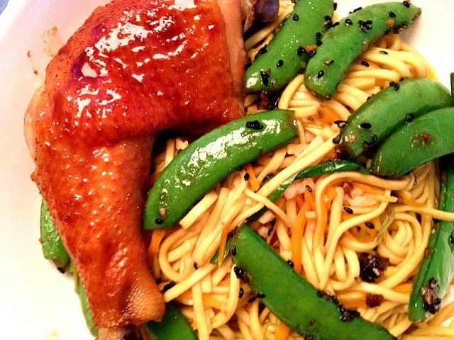 Stir fried egg noodle with soy braised chicken|12Dragonさん