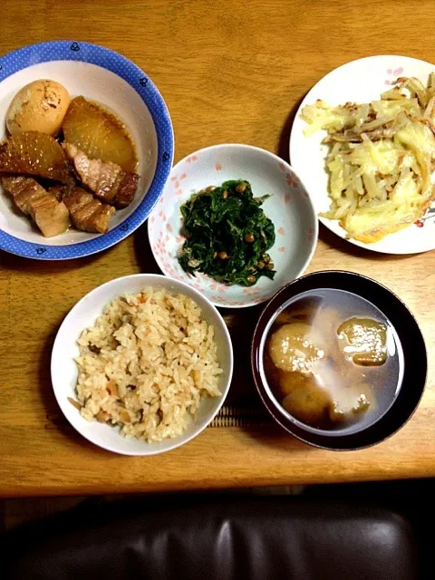 Snapdishの料理写真:豚の角煮、じゃがチーズ、ほうれん草と納豆和え、鶏ゴボウの炊き込みご飯、お麩と長ネギの味噌汁|ゆうたんさん