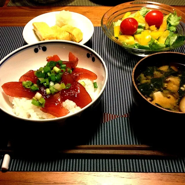 マグロ漬け丼、出し巻き卵、サラダ|ハナさん