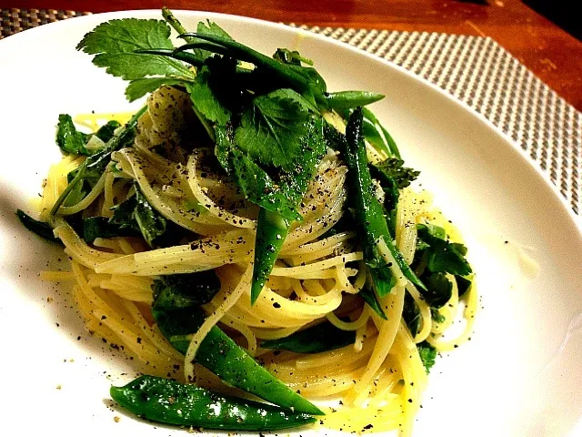 自家製野菜のアーリオオーリオクリームソース aglio olio cream sauce with vegetables (harvested in my garden - snow pea, honewort and Kujo-leek)|まる(丸大豆)さん