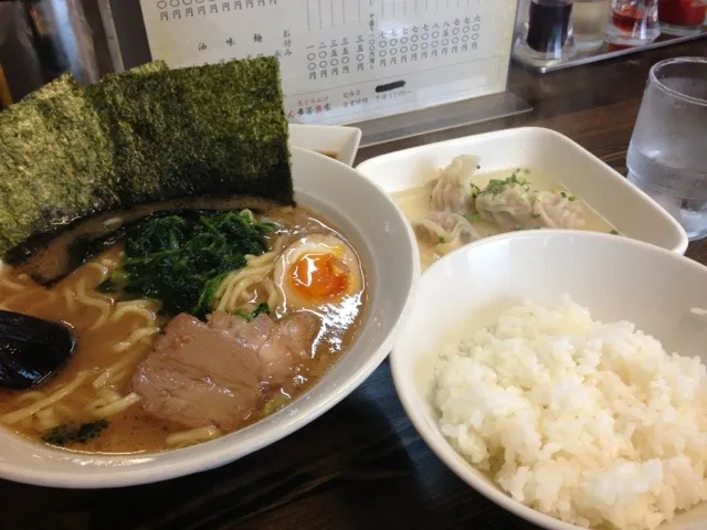 Snapdishの料理写真:ラーメン・水餃子・半ライス|ちーちゃんさん