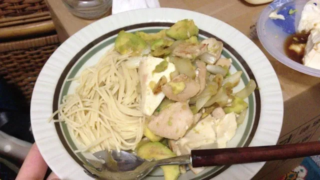 アボカド豆腐鶏肉玉ねぎの和風クリームパスタ|ばんなおさん