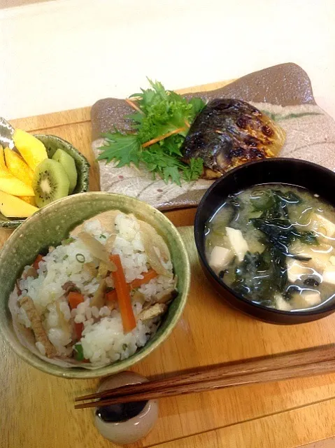 夕食  混ぜ御飯  わかめと豆腐の味噌汁  塩サバ|izunさん