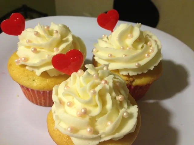 Vanilla Cupcakes with cheesecake bites in the middle w/buttercream frosting!|Homestyle Gourmetさん