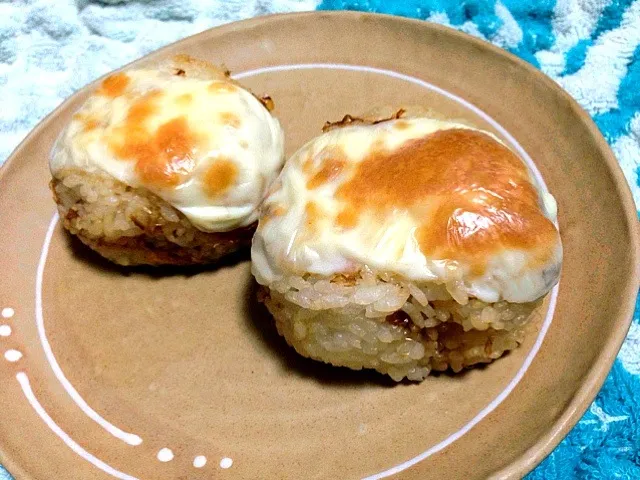 夜食：おかかとチーズの焼きおにぎり|ミックさん