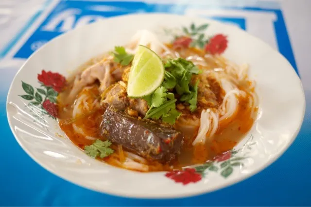 ขนมจินน้ำเงี้ยว カノムチン ナムギオウ コシの無い米麺、カノムチンにかける定番スープ。トマトが入ったスープだけど、ちょい辛で酸っぱいスープはどこまでもタイを感じさせる。 野菜をドカッとかけて食したい。これは写真に取ると決めていたので、、野菜は別皿に用意した。もしかしてルール違反？(ｰｰ;)|msdsystemさん