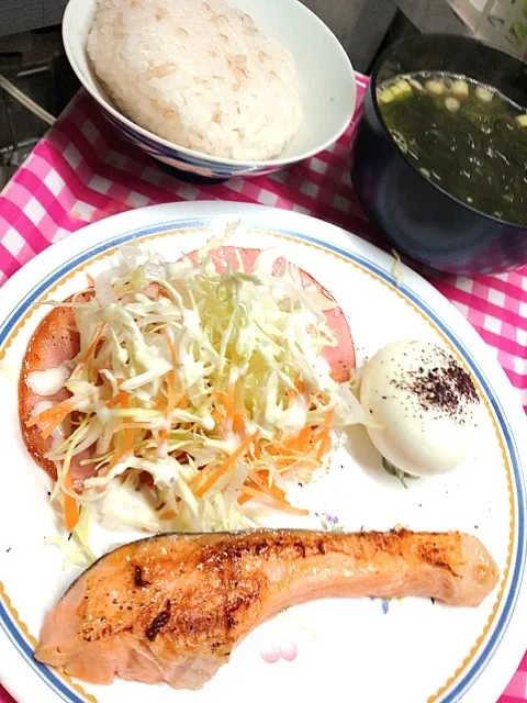 朝ごはんは、鮭とハムサラダ。メガわかめ味噌汁です|ハルさん