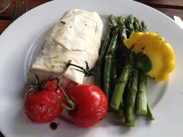 Chicken filo pastry with tomatoes, asparagus and squash|DJ Chillywillyさん