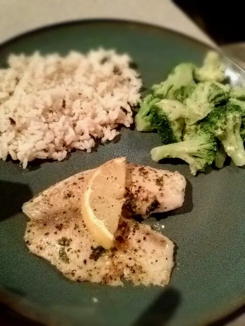 broiled tilapia with steamed broccoli and salmon seasoned rice|Michele Kiddさん