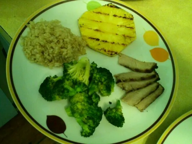 Grilled local pork chops with broccoli, brown rice and grilled pineapple|Dan Zarinさん