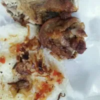 Snapdishの料理写真:ข้าวเหนียวไก่ทอด|Tumtuiwaさん