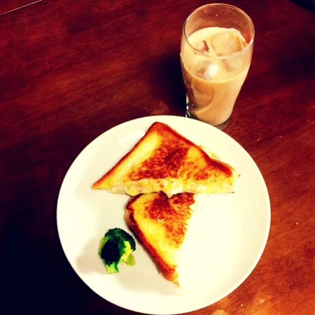 Snapdishの料理写真:croque-monsieur♡ クロックムッシュ♡ 朝からベシャメル作りましたε-(´∀｀; )|Esabellaさん