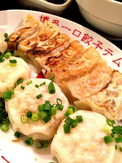 Snapdishの料理写真:焼き餃子と焼き小籠包定食|ランチ食べ歩きさん