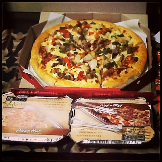 Snapdishの料理写真:Super Supreme & Lasagna -Pizza hut!|iamfem05さん