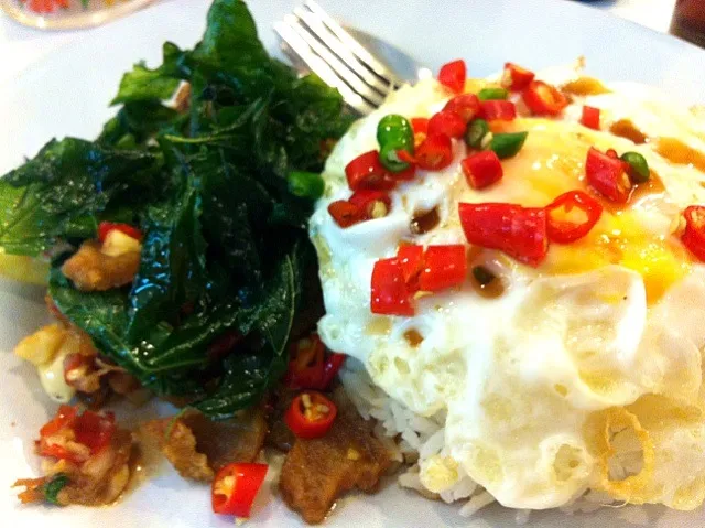 Stir fried crispy pork with fried basil leaf|Jorge Bernal Márquezさん