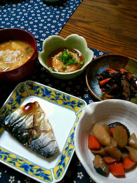 鯖の塩焼き、筑前煮、里芋と海老のあんかけ団子、ひじきの煮物、さつまいもと白ねぎのお味噌汁|hiromi☺さん