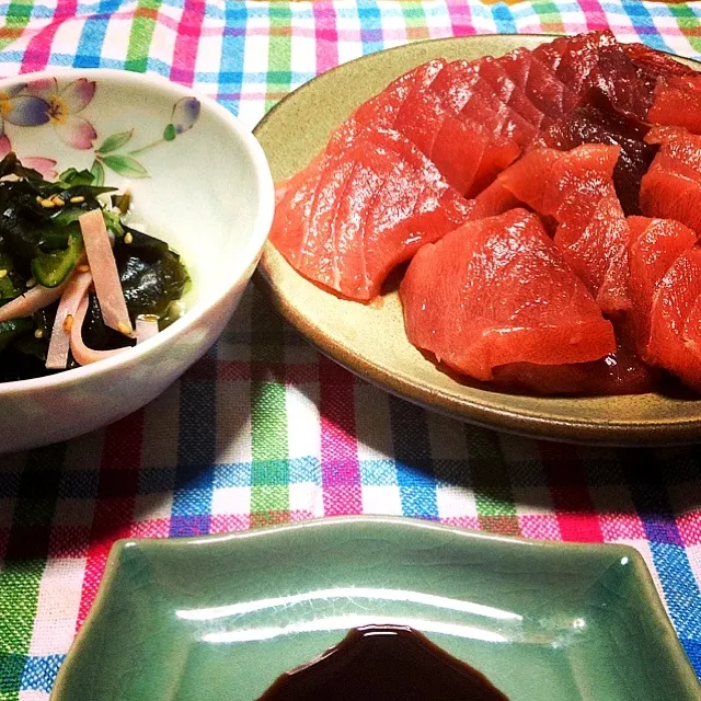 【昨夜のウチご飯】キュウリとワカメとハムの酢の物，鮪の刺身，小松菜のかき玉汁，ご飯。アップするの忘れたので，今アップ。思い出しても，うまうま〜デシタ。|takuya KAWANOさん