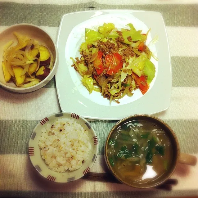 今日の夕飯。挽肉とキャベツの炒め物、サツマイモと玉ねぎのポン酢和え、大根とザーサイのスープ|akiさん