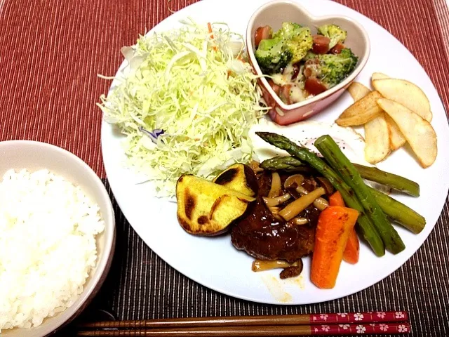 煮込みハンバーグ、目玉焼き、グリル野菜、ポテト、サラダ、ブロッコリーとウインナーのチーズ焼き♡|yuiさん