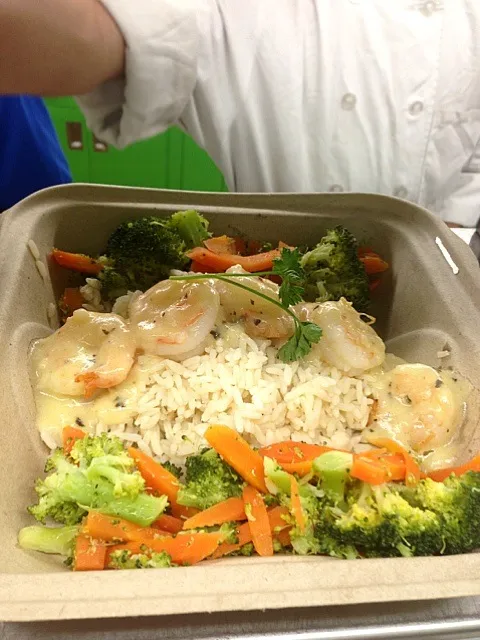 Snapdishの料理写真:Shrimp Du Jour , 5 (21/25) Asian Tiger Shrimp sautéed over rice pilaf with fresh steamed broccoli and carrots and a Basil Lemon Butter sauce 🍴|Jackie Murphyさん