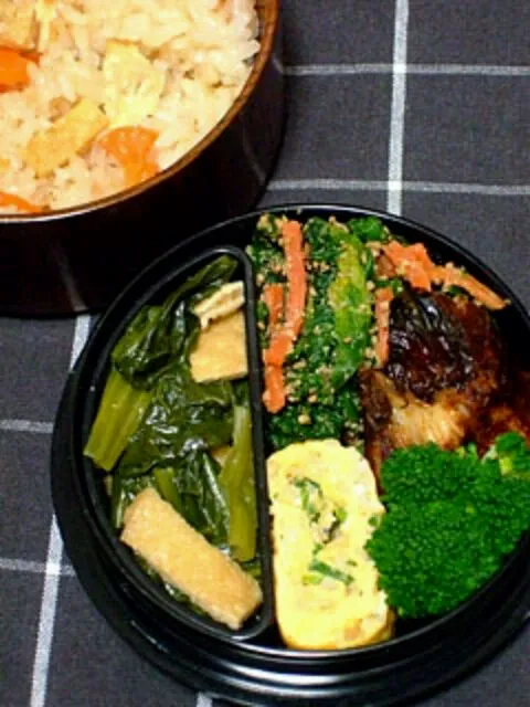 お弁当（炊き込みご飯、ほうれん草とにんじんのごま和え、小松菜と薄揚げの煮物、焼き魚（むつ）、しらすとねぎ入り卵焼き、ブロッコリー）|すーさん