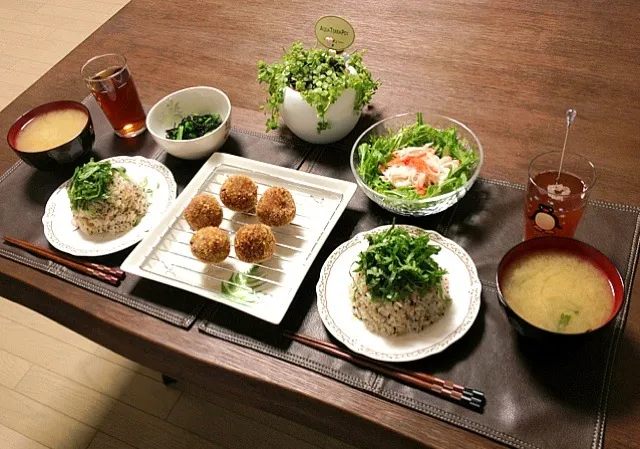 里芋コロッケ、菜の花の塩昆布和え、カニカマサラダ、梅じゃこ炒飯、キノコのお味噌汁、菊芋茶|pentarouさん