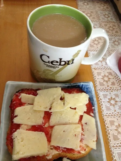 Toasted bread with butter cheese and strawberry jam.|sumagaさん