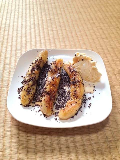 Snapdishの料理写真:Pisang penyet caramel coklat es krim vanila|deedee nadyaさん