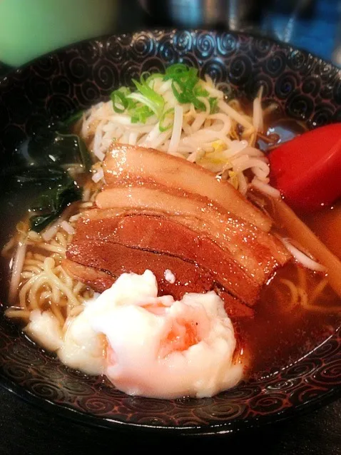 アツアツ皮付豚肉ラーメン🍜|たけさん