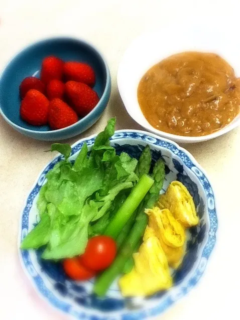 今日のJKランチは金沢チャンピオンカレーレトルト、サラダ、イチゴと包丁いらず手抜きメニュー。 Today's lunch for daughter is Kanazawa champion curry,salad,strawberry.|hoppycowさん