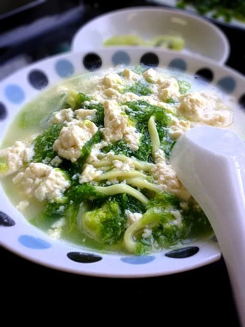 湯し豆腐アーサとそばチョイス( ´ ▽ ` )ﾉ        アーサおいしいんですが、、、この収穫時期に発生するアーサ虫？蚊の仲間らしい…大発生して、これがまた、かなり小さい訳さ、服の中にも入り混む(-｡-;噛まれたら非常にかゆい痒い((((；ﾟДﾟ)))))))これに悩まされる。|くめさん