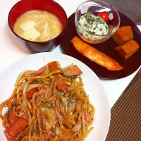 Snapdishの料理写真:焼うどん 塩鮭 南瓜煮物 ほうれん草白和え|hi-mamさん