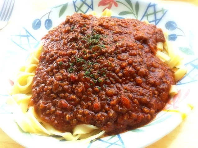 本日のランチ。ミートソースとなんやら太い麺(350円)。ソースは割と美味かった♪|JTKさん