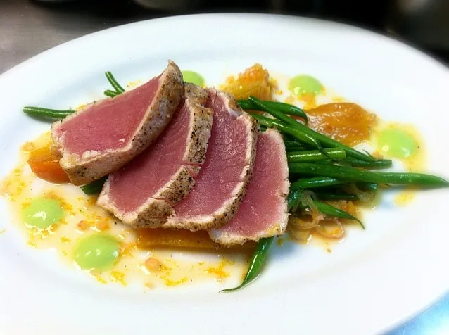 Seared albacore, XO haricot vert, roasted gold beets, blood orange mignonette, edamame-ginger emulsion|Emily Meyerさん