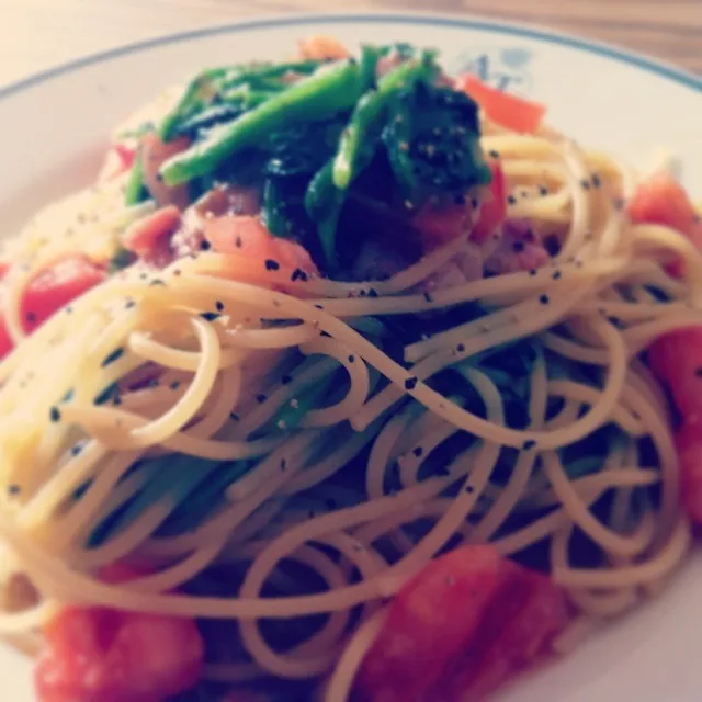 Snapdishの料理写真:今日の昼ごはんは残りものでちゃちゃっとパスタ♪|おかなさん