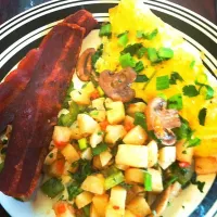 Cheddar cheese omlette with spinach and mushroom, potato hash with tomato and bell pepper and turkey bacon|Jessicaさん